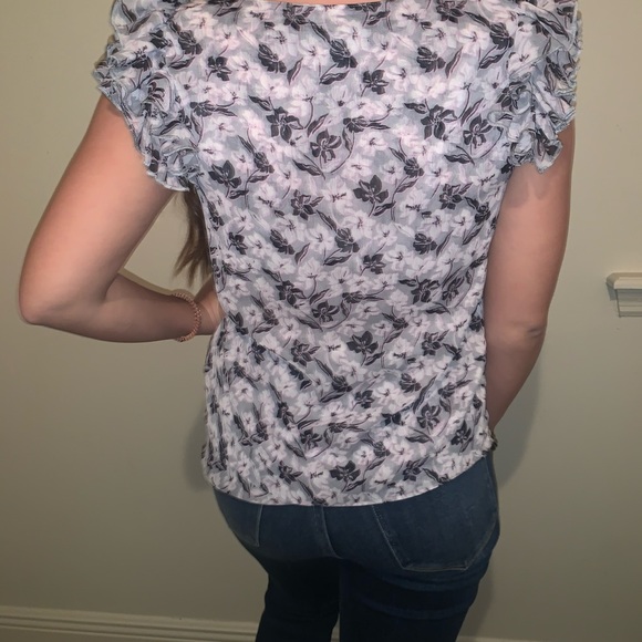 Banana Republic too with ruffled cap sleeves - Picture 2 of 3